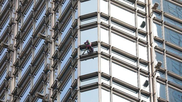 Fransız ’Örümcek Adam’ bu kez Hong Kong’da gökdelene tırmandı