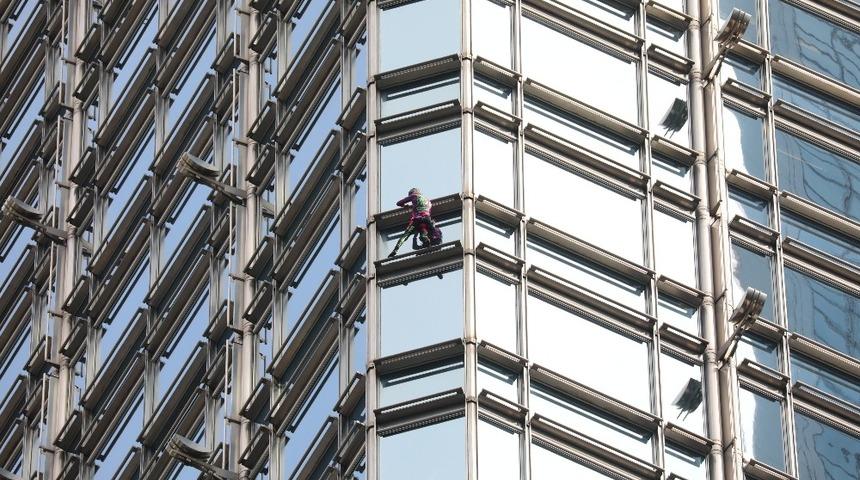 Fransız ’Örümcek Adam’ bu kez Hong Kong’da gökdelene tırmandı