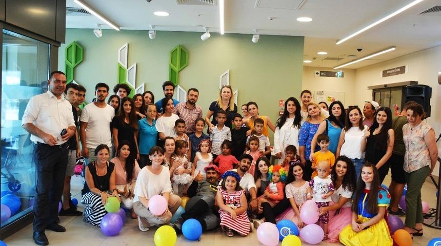 Kanser hastası miniklere hastanede bayram kutlaması