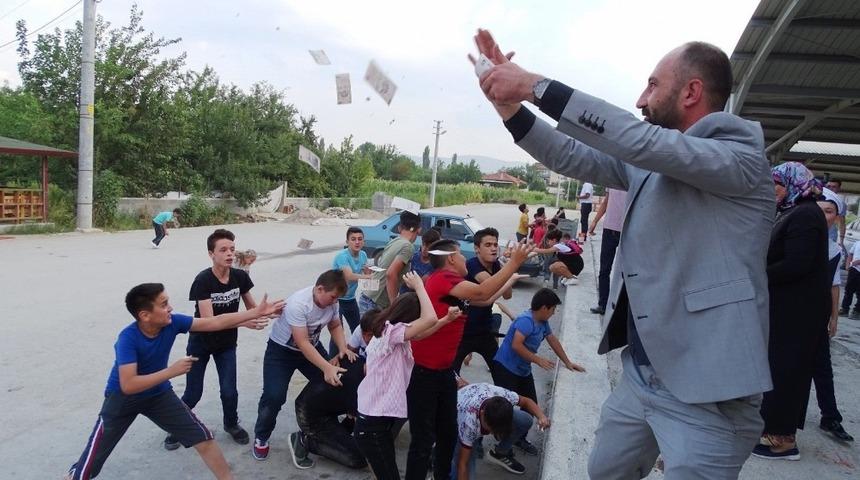 Hisarcık’taki düğünlerde Türk lirası serpiliyor