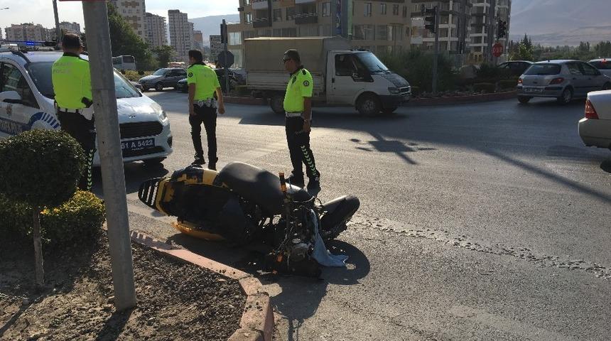 Motosiklet otomobile çarptı; 1 yaralı