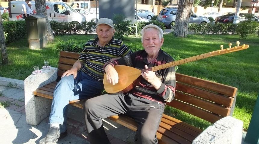 Burhaniye&rsquo;de 83 yaşındaki ozan ilgi g&ouml;rd&uuml;