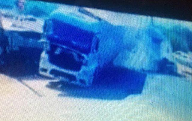 Akaryakıt tankerinin kamyona çarptığı kaza kamerada
