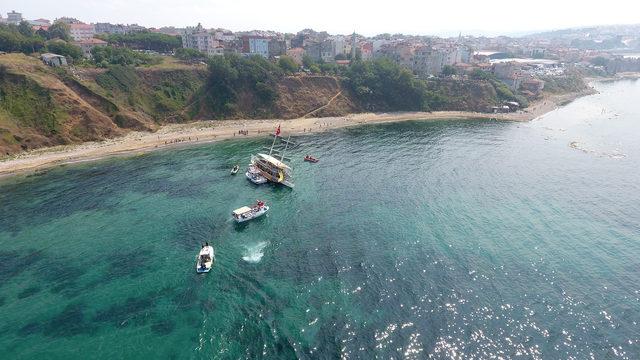 Sinop'ta karaya oturan gezi teknesi kurtarıldı