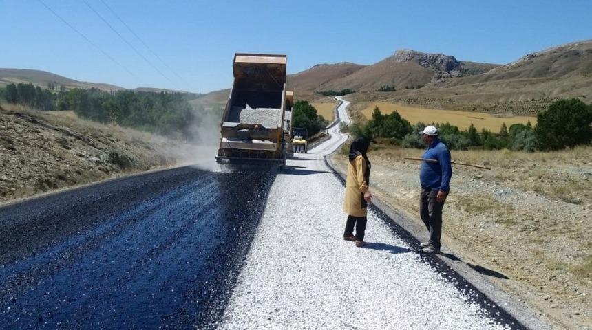 Ulaş&rsquo;ta k&ouml;y yolları asfaltlanıyor