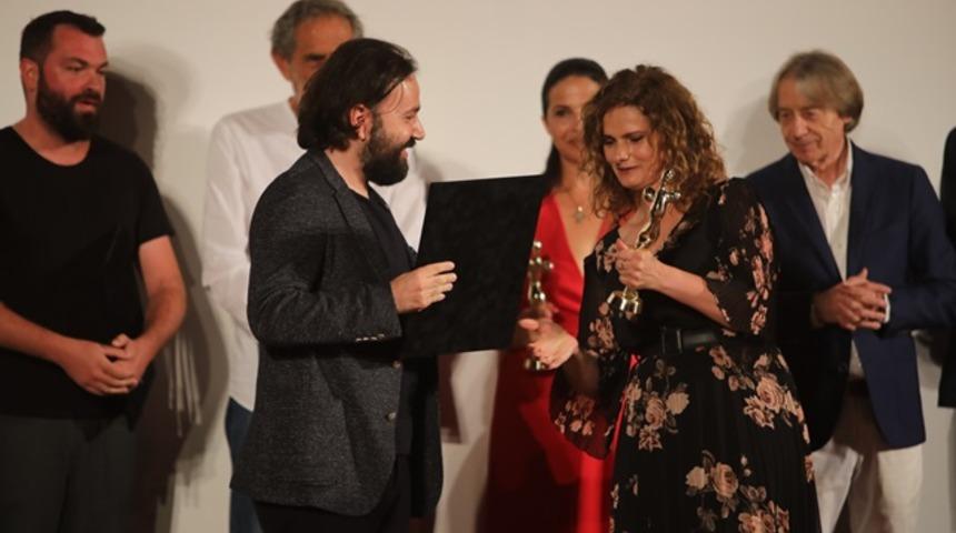 Alican Yücesoy’a En İyi Erkek Oyuncu ödülü