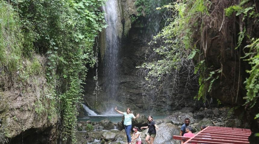 Saklı Şelaleye y&uuml;r&uuml;y&uuml;ş yolu