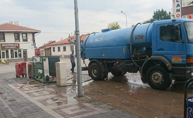 Aslanapa’da çöp konteynerleri ilaçlanıyor