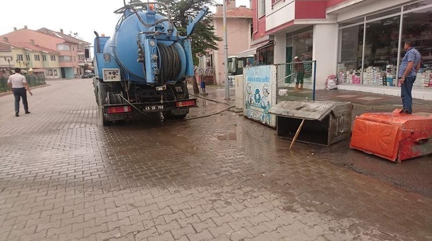 Aslanapa&rsquo;da &ccedil;&ouml;p konteynerleri ila&ccedil;lanıyor