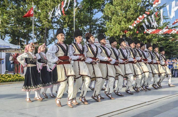Sarımsak festivalinde halk oyunları ekipleri göz doldurdu G3