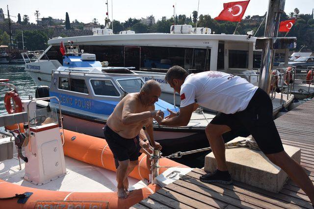 Akıntıya kapılıp sahile dönemeyen iki kişiyi polis kurtardı