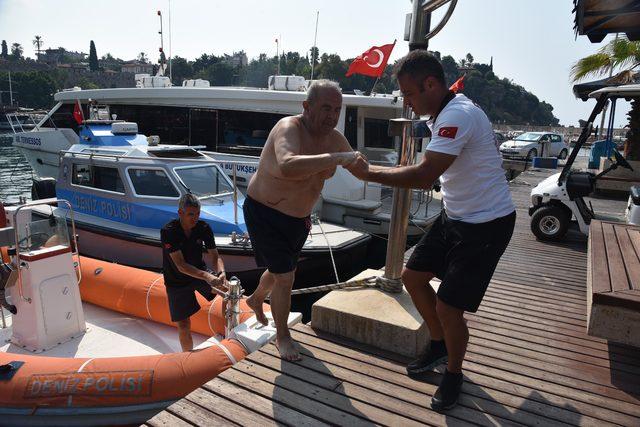 Akıntıya kapılıp sahile dönemeyen iki kişiyi polis kurtardı