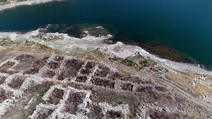 Kayseri'de sular çekilince eski köyün kalıntıları ortaya çıktı G2