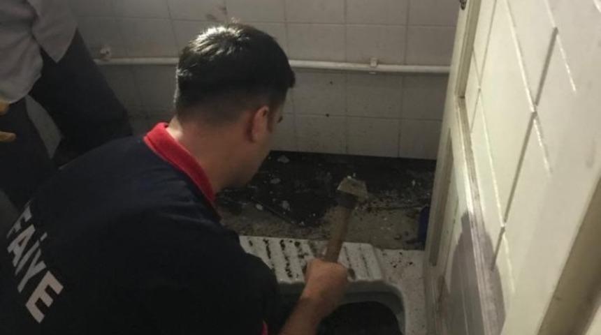 Tuvalet giderine sıkışan kediyi itfaiye kurtardı