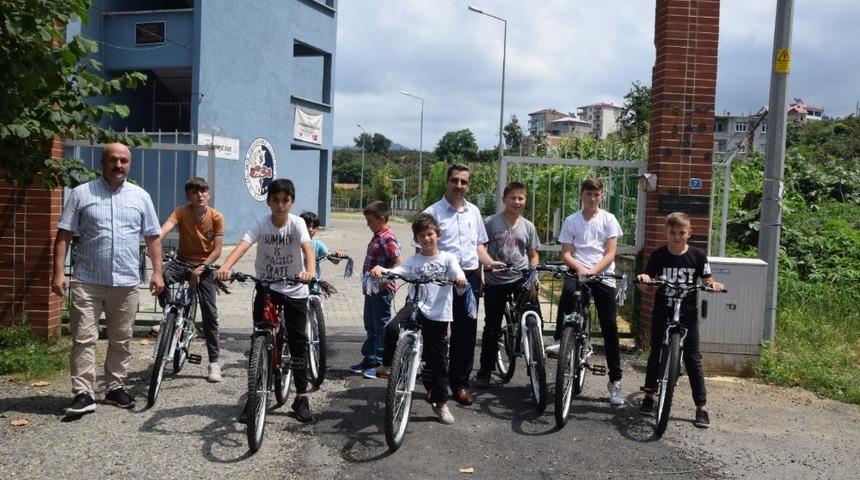 Kur’an kursuna gittiler, hediyeleri kaptılar
