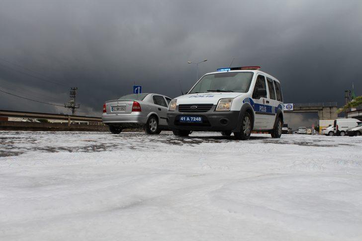 Kocaeli'nde yola dökülen sabun yağmur sonrası etrafı beyaza bürüdü G2