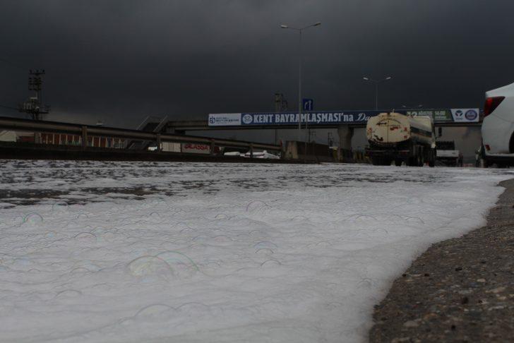 Kocaeli'nde yola dökülen sabun yağmur sonrası etrafı beyaza bürüdü G3