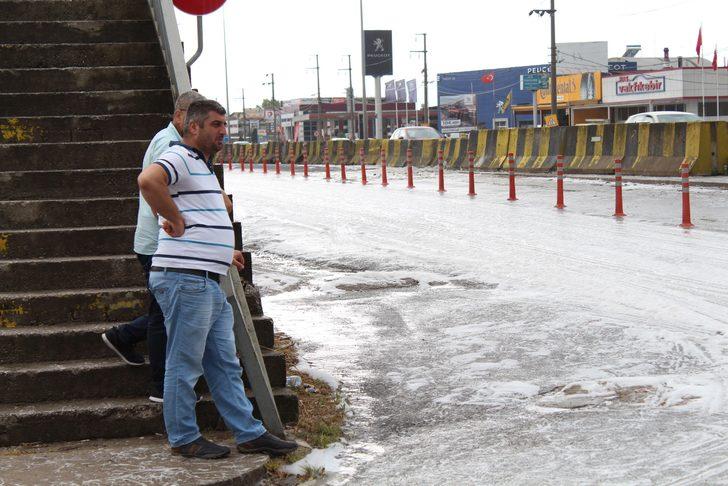 Kocaeli'nde yola dökülen sabun yağmur sonrası etrafı beyaza bürüdü G4