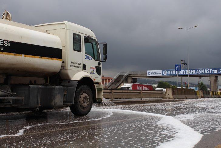 Kocaeli'nde yola dökülen sabun yağmur sonrası etrafı beyaza bürüdü G5