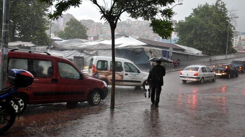 Batı Karadeniz&rsquo;deki kuvvetli ve &ccedil;ok Kuvvetli g&ouml;kg&uuml;r&uuml;lt&uuml;l&uuml; sağanak yağışlara dikkat