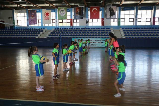 Voleybol Yaz Okulu’na çocuklardan yoğun ilgi