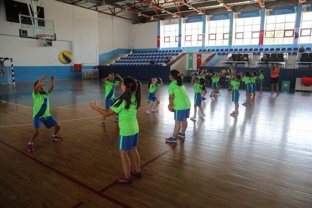 Voleybol Yaz Okulu’na çocuklardan yoğun ilgi