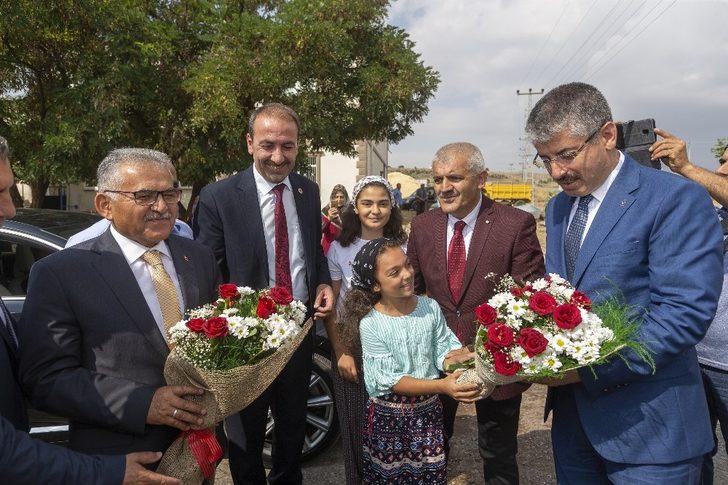 Başkan Büyükkılıç, Tomarza programında Yeşilbağ Mahallesi’ni ziyaret etti ve büyük bir ilgiyle karşılandı G3