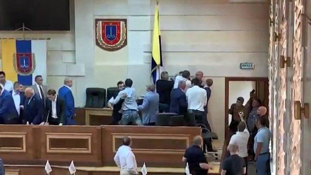 Ukrayna’da şehir meclisinde 'abluka' krizi