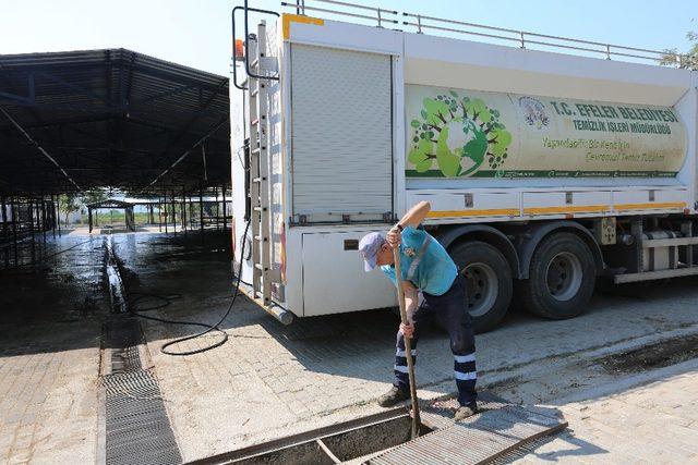 Hayvan pazarında bayram sonrası temizliği