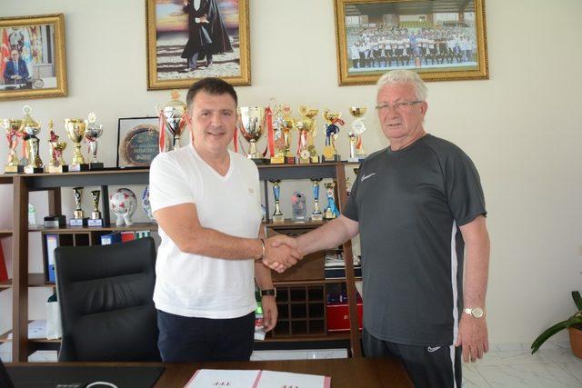 İsmail Ertekin, Manisa Futbol Kulübüyle 1 yıllık anlaşmaya imza attı