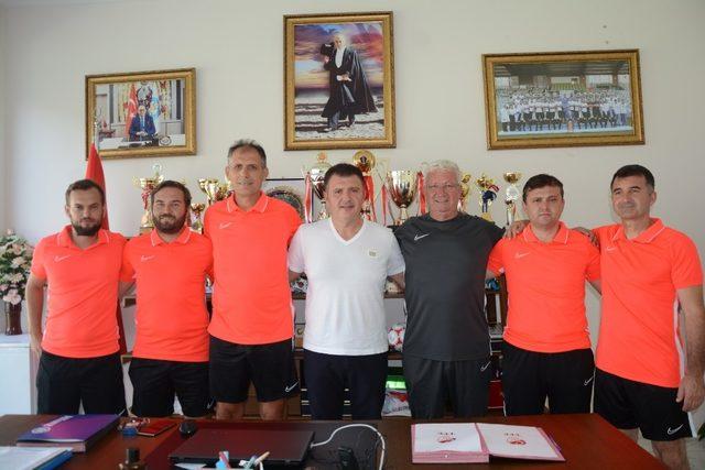 İsmail Ertekin, Manisa Futbol Kulübüyle 1 yıllık anlaşmaya imza attı