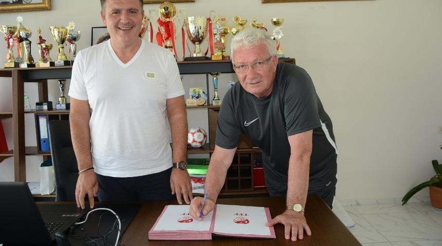 İsmail Ertekin, Manisa Futbol Kul&uuml;b&uuml;yle 1 yıllık anlaşmaya imza attı