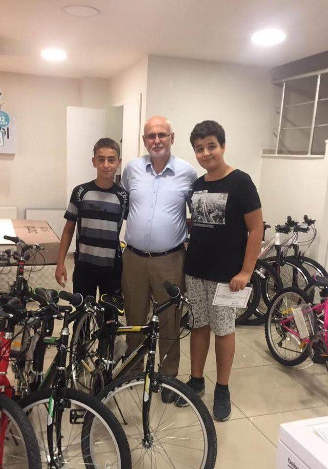 Kur’an kursu öğrencilerine bisiklet