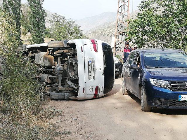 Freni boşalan minibüs yan yattı