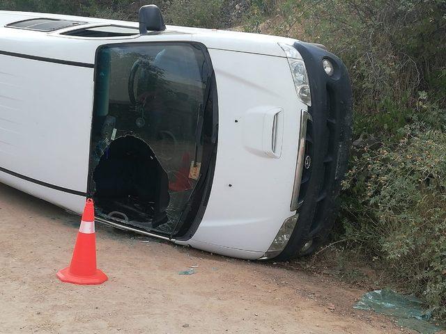 Freni boşalan minibüs yan yattı