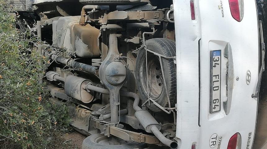 Freni boşalan minib&uuml;s yan yattı