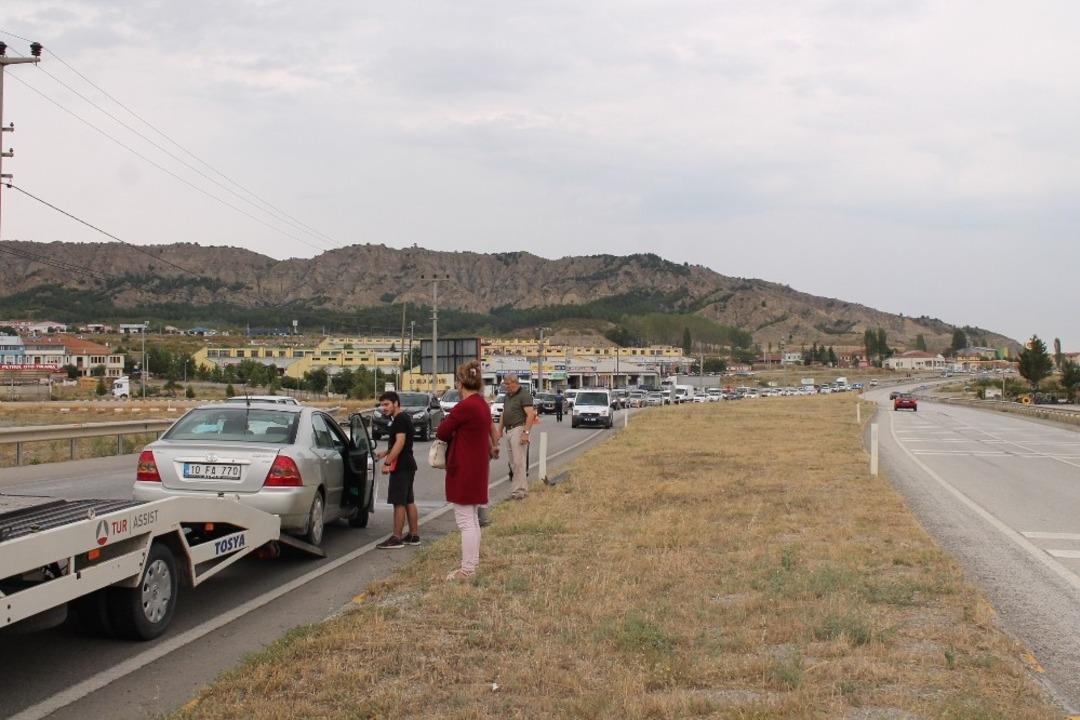 Tosya&rsquo;da kayganlaşan yolda kazalar ucuz atlatıldı