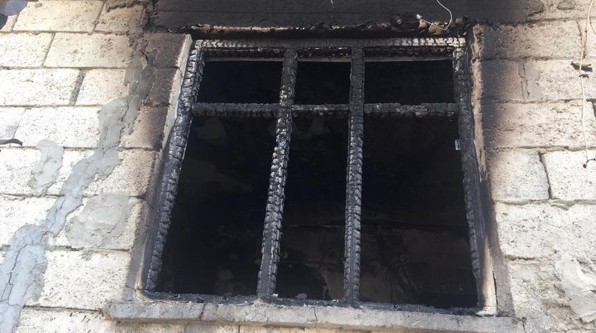 Yangın, evi kullanılamaz hale getirdi