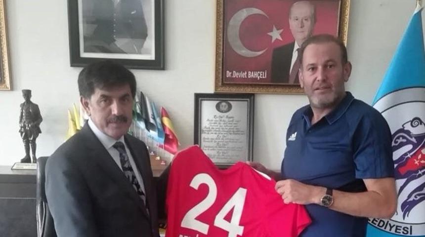 Başkan Aksun’a ismi yazılı forma hediye etti