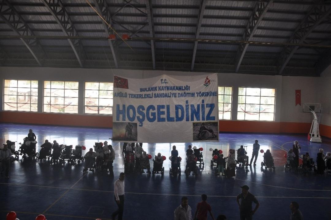 Bulanık&rsquo;ta 40 engelliye tekerlekli sandalye dağıtıldı