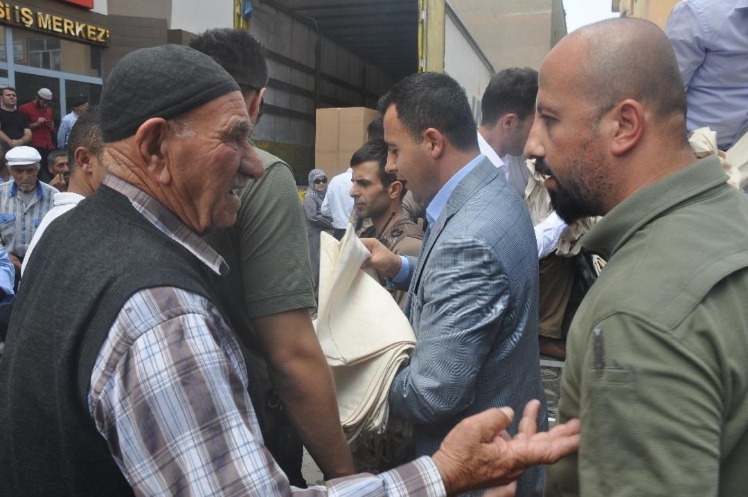 Kaymakam Uzan, pazar &ccedil;antası dağıttı