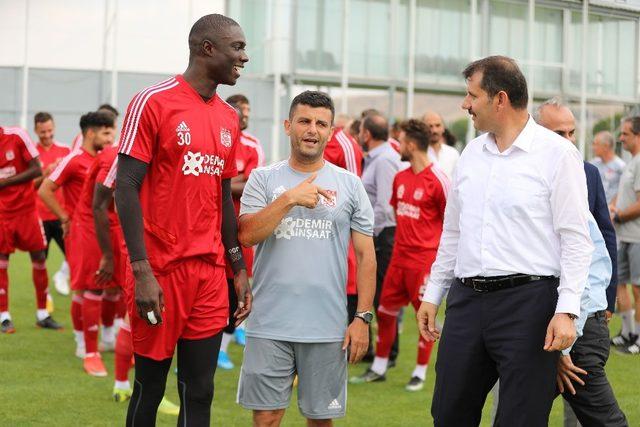 Vali’den Sivasspor’a baklava dopingi