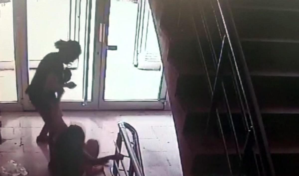 Komşu dehşeti! Acımasızca darp etti