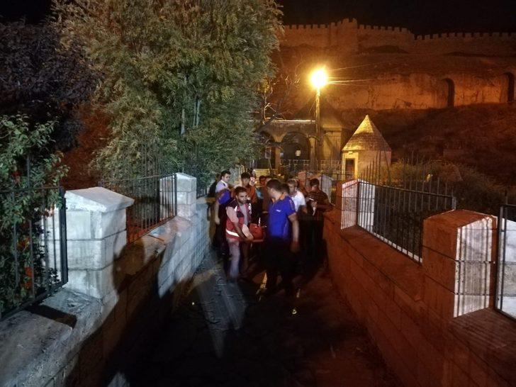 Van Kalesi’nde mahsur kalan vatandaş kurtarıldı G4