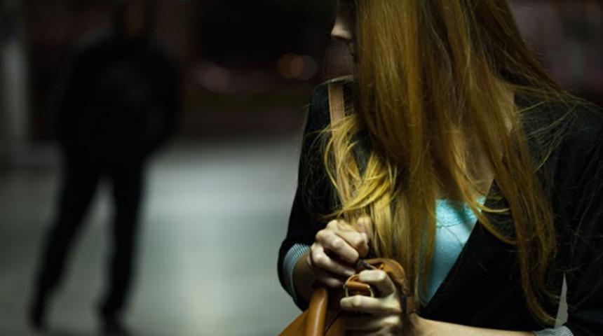 Seven Erkek Kıskanır Devri Bitti: Kadına Hayatı Zindan Eden Fl&ouml;rt Şiddetinin Belirtileri 