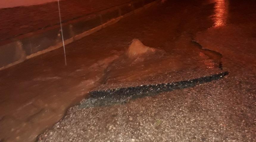 15 dakikalık yağış ve fırtına hayatı fel&ccedil; etti