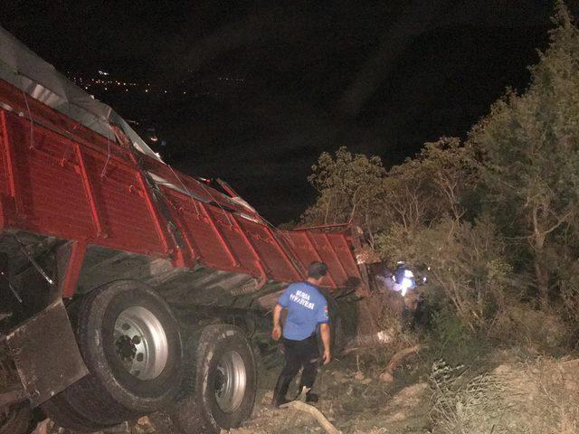 İznik'de kamyon şarampole devrildi: 1 ölü