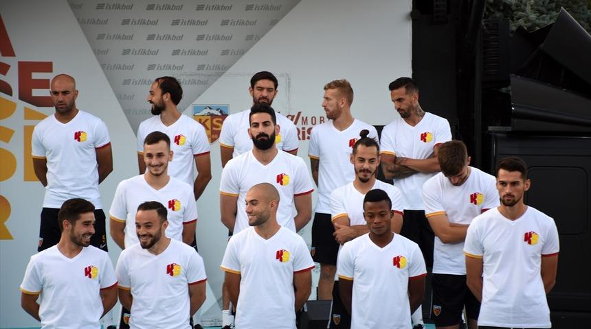 Kayserispor 16 transferini tanıttı