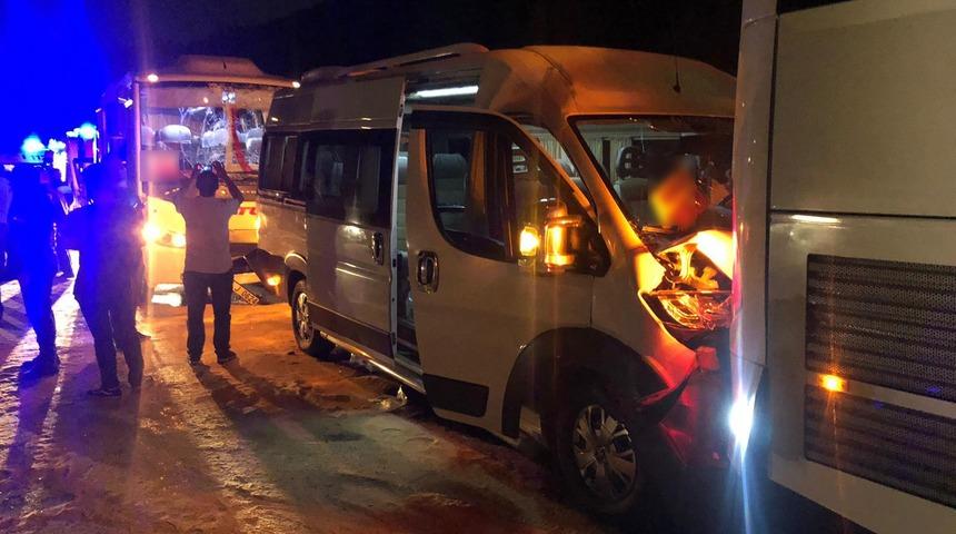 Manisa&rsquo;da iş&ccedil;i servisleri &ccedil;arpıştı: 23 yaralı