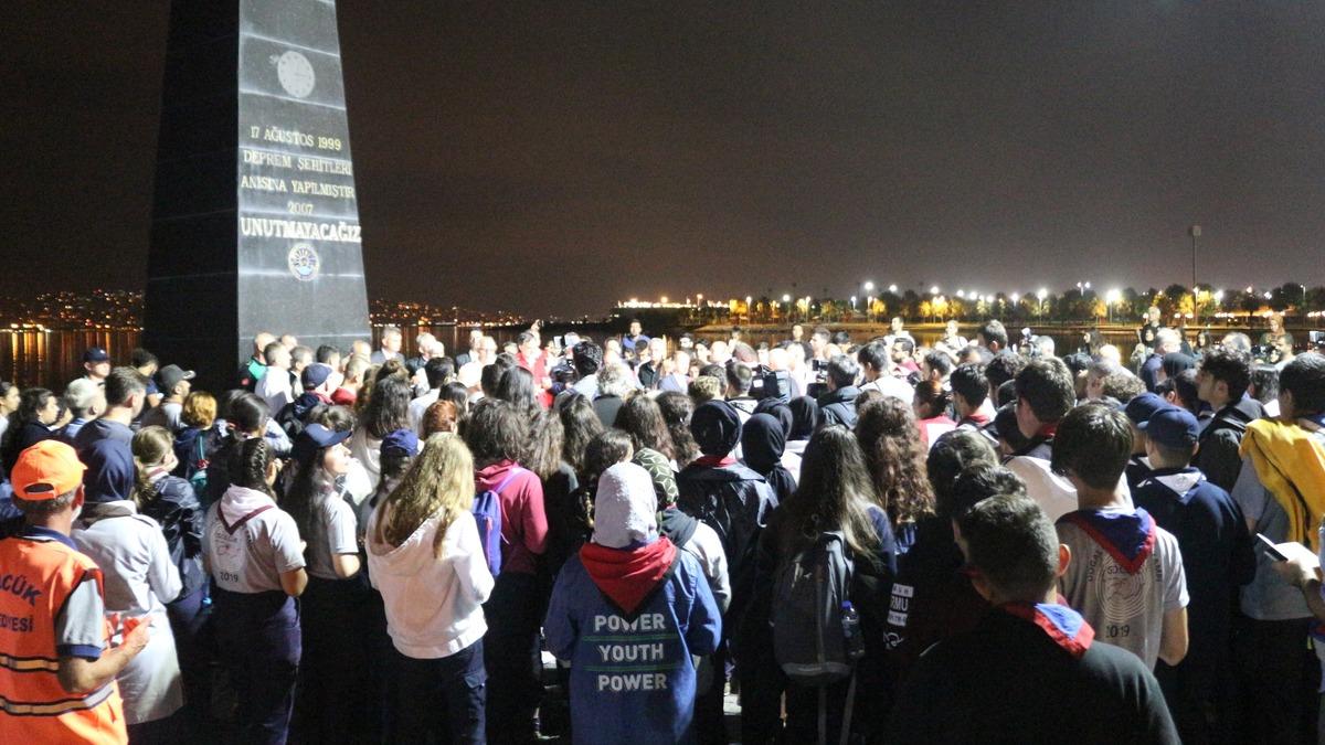 G&ouml;lc&uuml;k depremi anma t&ouml;reninde duygusal anlar